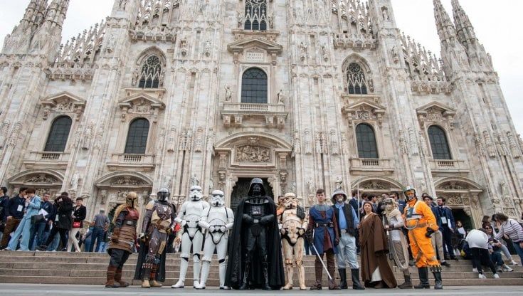 Star Wars Day a Milano, i cavalieri Jedi anticipano le celebrazioni sbarcando in piazza Duomo 
