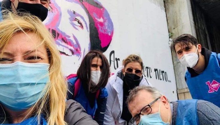 Roma, rifiuti attorno al murale di Gigi Proietti: ci pensano i volontari a ripulire il sottopasso di viale Jonio
