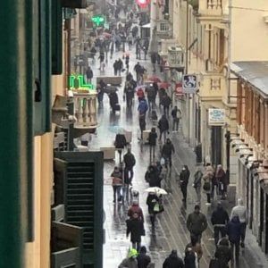 Genova, via Sestri affollata nonostante coronavirus