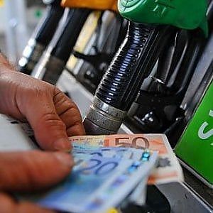 Boom del prezzo dei carburanti e l'inflazione rialza la testa: più 0,9% rispetto all'anno scorso