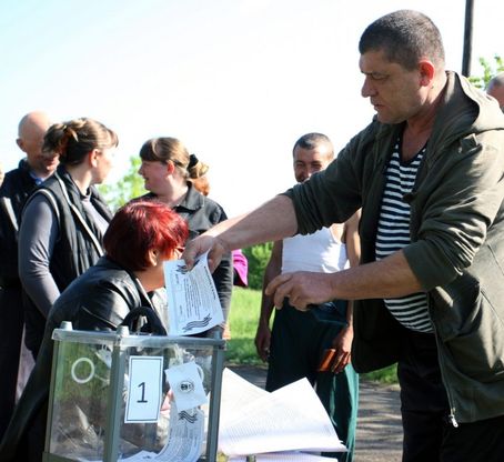 Ucraina, l'est filo-russo al voto per l'indipendenza: urne trasparenti