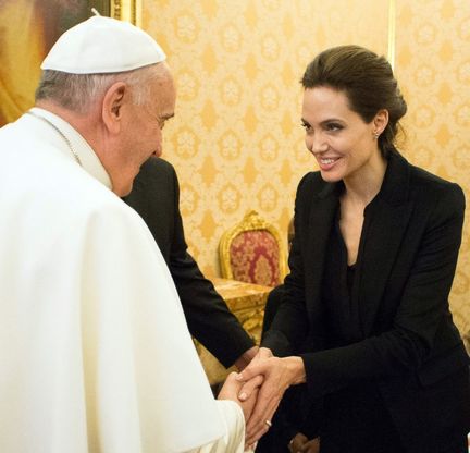 Angelina Jolie da Papa Francesco. Proiettato in Vaticano il suo "Unbroken"