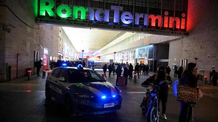 Roma, violenze alla stazione Termini: gravissimo un uomo picchiato dal branco