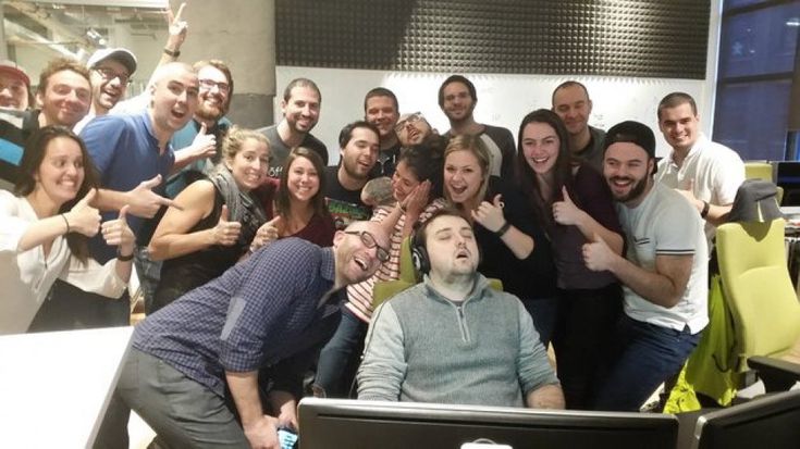 Scattano una foto mentre dorme in ufficio: la rete si scatena con i fotomontaggi