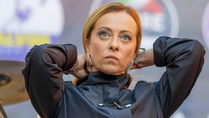 Il voltafaccia della romanista Giorgia Meloni, quando da ragazza urlava: "Sono lazialissima" 