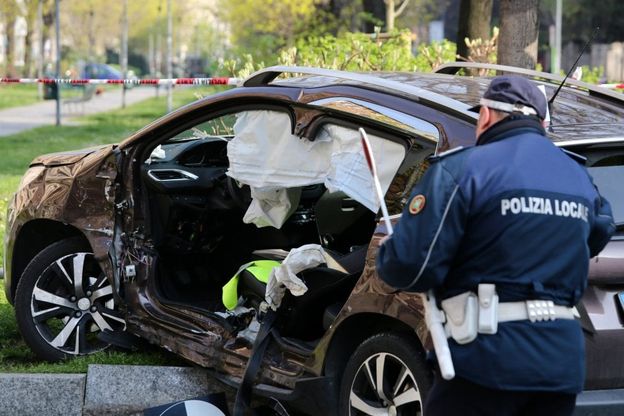 Milano, scontro fra due auto in viale Biancamaria, un ferito: l'intevento dei vigili