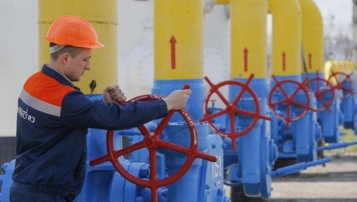 Gas, crolla il prezzo in Italia: costa un terzo rispetto all'Europa. E ora lo esportiamo