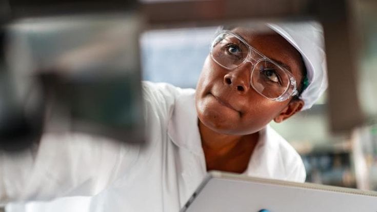 Dai tessuti intelligenti ai sistemi anticontraffazione, le possibili applicazioni della perovskite