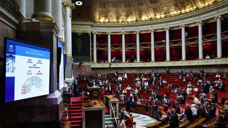 La Francia vieta i social ai minori di 15 anni, è il primo Paese europeo