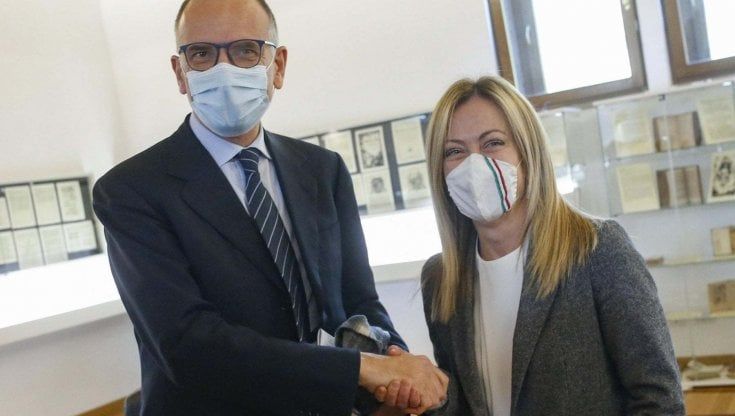 Sondaggi politici, la rincorsa per il primo posto: si accorcia la distanza tra Pd e FdI. Stabile la Lega, cresce FI
