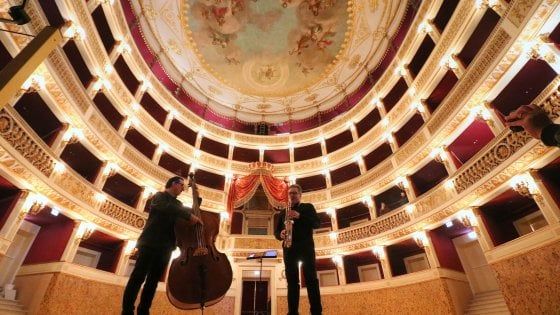 Bari, il Piccinni riapre con una maratona di 24 ore di teatro: "Una festa aperta a tutti"