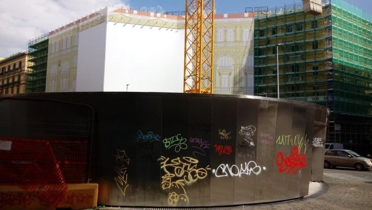 Napoli, scritte vandaliche sulla stazione Duomo progettata da Fuksas