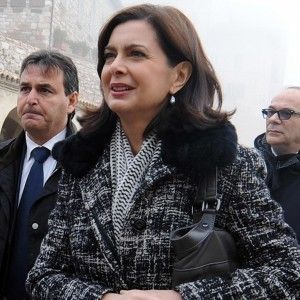 Il professore dei M5S contro la Boldrini. Lei: "Attacco sessista"