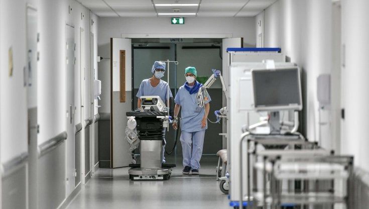 Covid in Lombardia, negli ospedali inizia il ritorno alla normalità: conversione dei posti letto per tornare a respirare