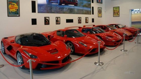 Torino, accende fiammifero e versa liquido su Ferrari in concessionaria, ma è solo acqua