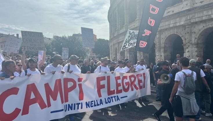 Campi Flegrei, la protesta arriva a Roma: in 700 sfilano dal Colosseo verso Palazzo Chigi