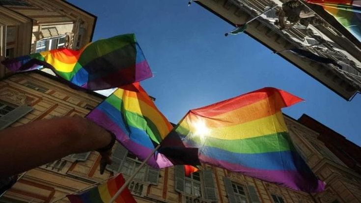 Il papà biologico è malato grave, il tribunale di Trento fa in fretta: sì all’adozione del bimbo per l’altro papà