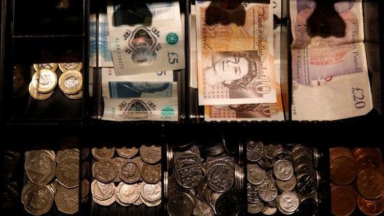 Le Borse tengono nonostante il caos Brexit. La sterlina crede in un rinvio