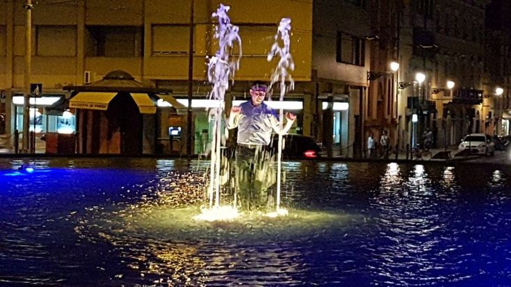Parma, il bagno di Pizzarotti nella fontana 