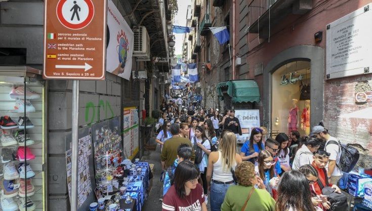Napoli, murale di Maradona: ecco la segnaletica per disciplinare la folla dei visitatori