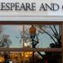Shakespeare and Company, un’utopia socialista mascherata da libreria. Che resiste ad Amazon