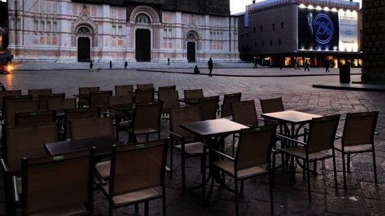 Bologna, la rivolta di ristoratori e bar: "Consegneremo le chiavi ai sindaci"
