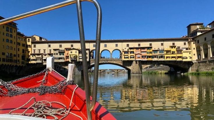 Un selfie sull’Arno, il viaggio senza Storia sulle finte “gondole”