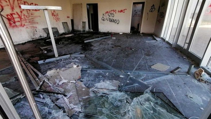 Bari, incendio in locali giardino via Siponto: caccia al gruppo di ragazzini ripreso dalle telecamere 