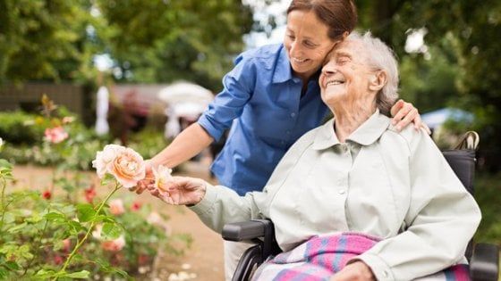 Estate, i rischi per la salute degli anziani e come difendersi