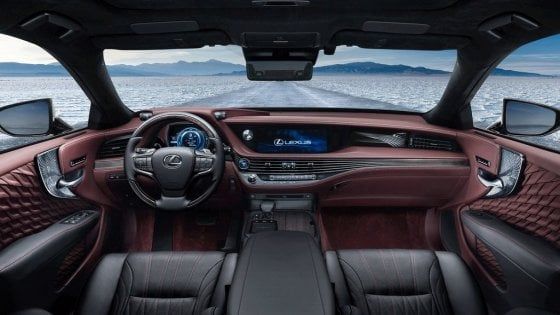 Lexus, l'ammiraglia del futuro. Tra lusso e tecnologia