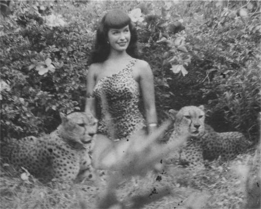 Bettie Page, icona Pin up: a Bologna la mostra che ne racconta il mito