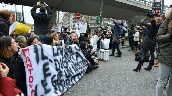 Scuola, 500 insegnanti in corteo: a Milano blocco simbolico del traffico