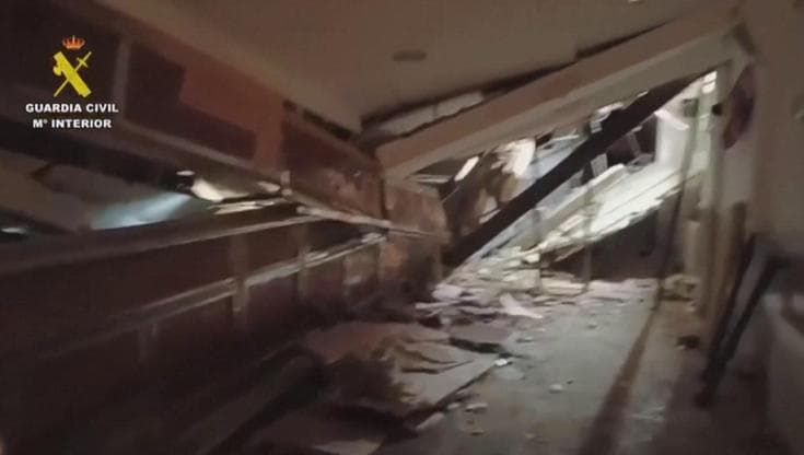 Crolla un bar in Spagna, 11 feriti: le immagini del locale distrutto