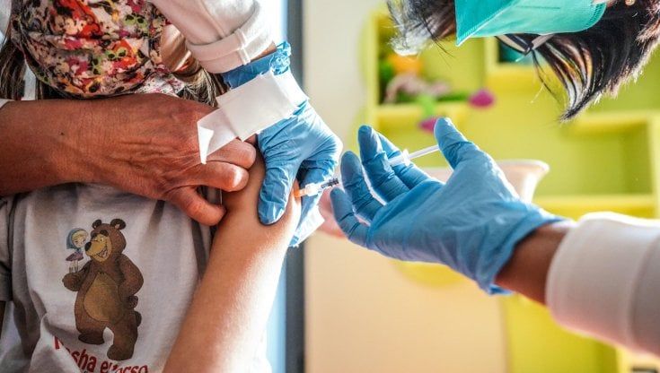 Vaccino Covid, da oggi sabato 8 gennaio prenotazioni per booster 12-15 anni e per gli adulti a 4 mesi