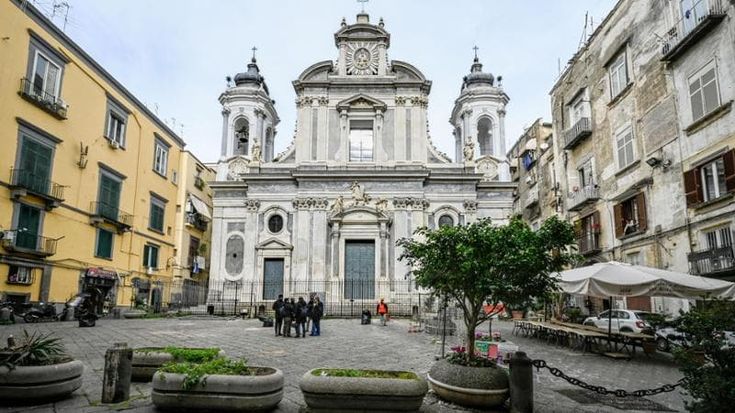 Napoli, liberata dalle transenne la piazza dei Girolamini. Fioriere per evitare il parcheggio abusivo, i residenti: “Ora difendiamola”