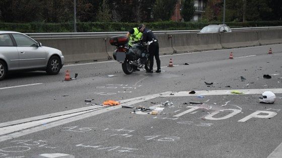 Milano, perde il controllo della moto e sbatte contro un'auto: muore un uomo di 50 anni