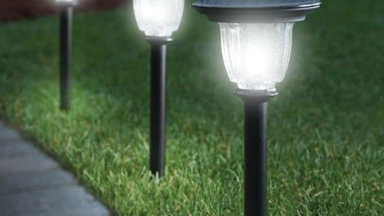 Si appoggia a un lampioncino, muore fulminato a 25 anni davanti alla fidanzata