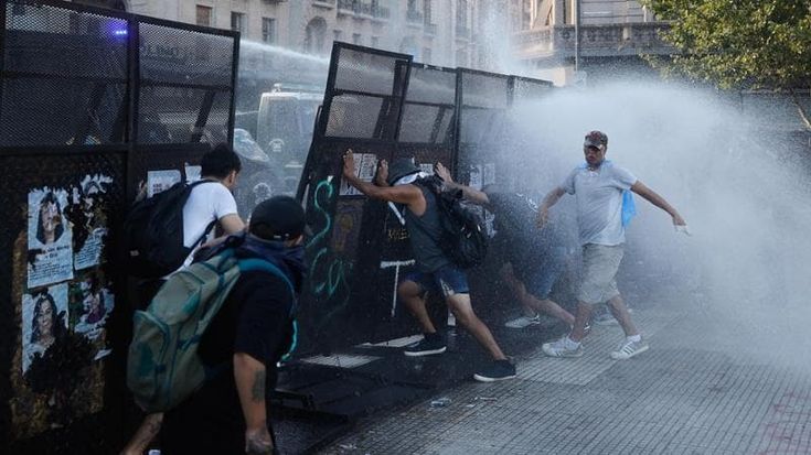 Dodici ore di lavoro, l’Argentina in sciopero: la riforma di Milei passa tra feriti e arresti
