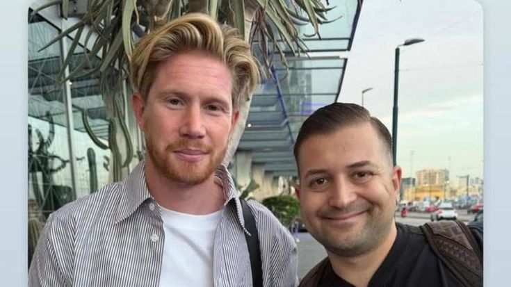Napoli, Kevin De Bruyne è arrivato in città: la foto con un tifoso