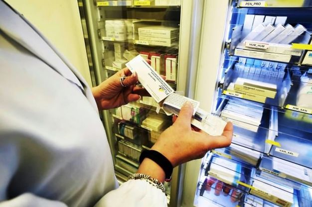 Farmaci, gli antitumorali salgono al primo posto per spesa pubblica. Cala consumo antibiotici