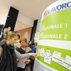 Calano gli occupati a giugno, i senza lavoro salgono al 12,7%
