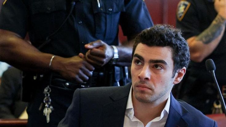 Esclusa la pena di morte per Mangione, il killer del manager del colosso sanitario Usa