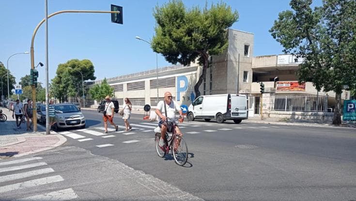 A Bari tra i semafori spenti di corso Vittorio Veneto per i lavori Brt. “Pericoloso attraversare”