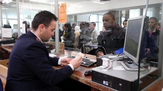 "La supertassa sui permessi di soggiorno discrimina gli stranieri", governo condannato a risarcire