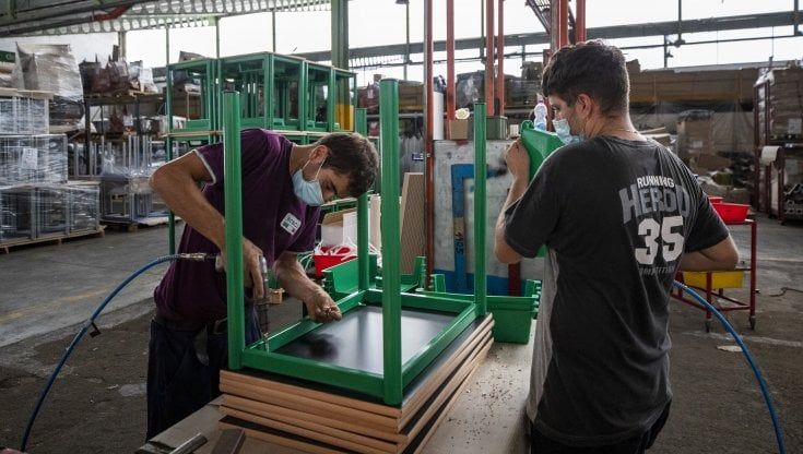 Confindustria: "Scenario molto incerto per l'Italia". Cgia, una impresa su tre a rischio per i tassi di usura
