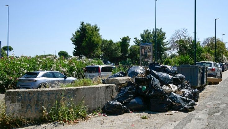  Capodichino, le strade della vergogna: "Rifiuti ovunque e i turisti fotografano"