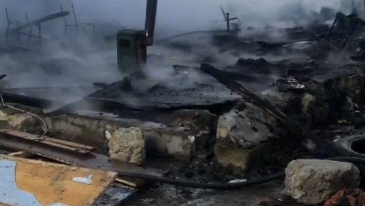 Foggia, rogo distrugge alcune baracche nel ghetto dei migranti: "Nessun ferito"
