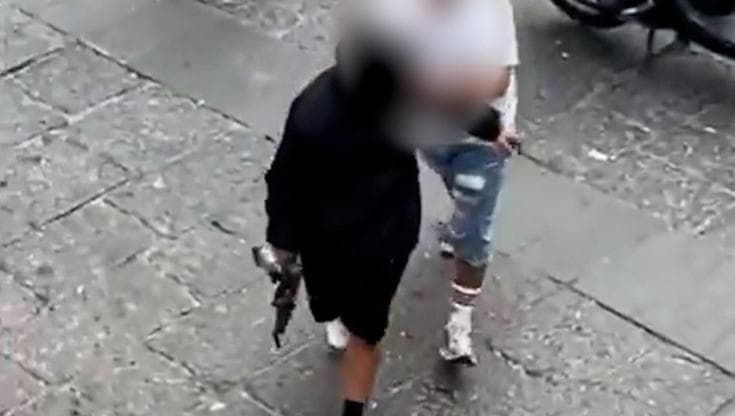 Spari, mitra e rissa tra la folla a Montesanto, tre fermi. C’è anche una donna