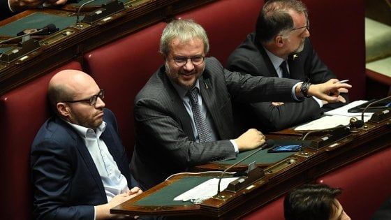 Uscita dall'euro, Borghi: "Quando governavamo c'era patto per non parlarne ma non è tabù". Gualtieri: "Lega nemica degli italiani"