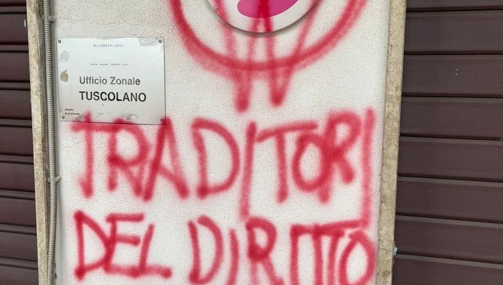 Nuovo raid nella notte, i "guerrieri" no vax imbrattano la sede Cisl 